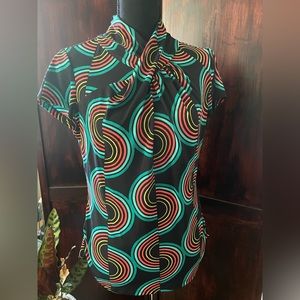 Worthington short sleeve stretch top with gold buttons and keyhole neck